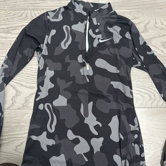 Nike workout top. Perfect condition - Picture 2 of 2